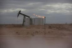 米原油先物はコロナ感染急増で続落、景気対策協議再開が下支え