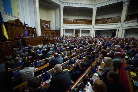 ウクライナ議会、25年予算案を承認　歳入全て国防費に