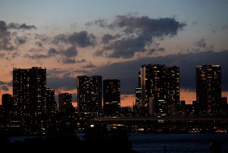 景気判断据え置き、「企業収益」は21カ月ぶり下方修正＝12月月例経済報告