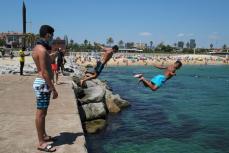 自宅待機勧告のスペイン・カタルーニャ、週末に多数が海岸で日光浴