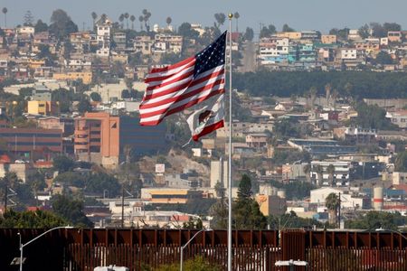 国境通過車へのトランプ氏課税案、メキシコの市長が批判