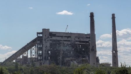 ロシア「マリウポリ製鉄所を完全制圧」、投降兵の映像を公開