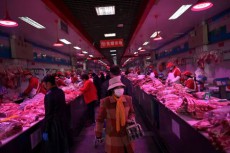 中国の豚肉供給は第2四半期にひっ迫、価格は9月がピーク＝農務省幹部