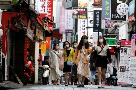 韓国、コロナ新規感染300人超　抗議集会参加者を追跡