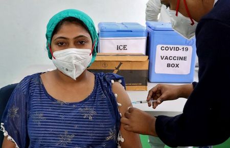 インド、近隣6カ国へのワクチン無償提供を開始