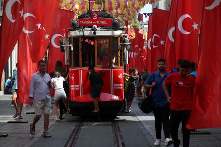 トルコ中銀、政策金利30％に引き上げ