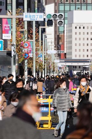 消費を下方修正、ＧｏＴｏ停止など感染再拡大の下振れリスク強調＝12月月例経済報告