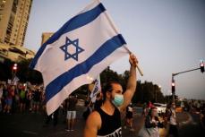 イスラエル首相の辞任求め2000人がデモ、コロナ対策不備や汚職疑惑で