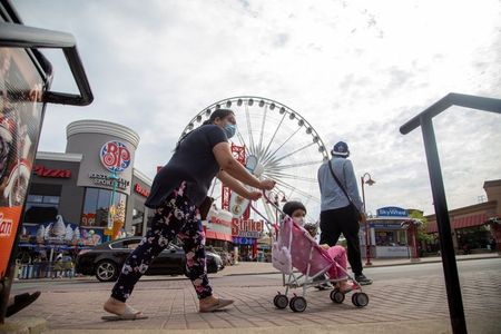 カナダ当局、若年層のウイルス感染拡大を懸念