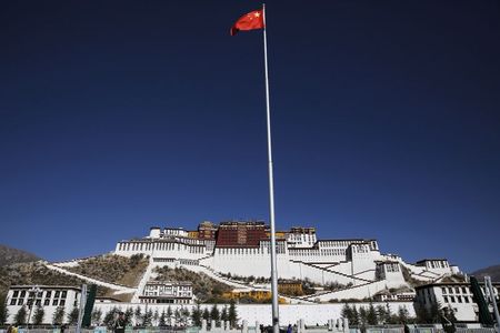 中国がチベットで労働移動政策強化、職業訓練へて建設現場などに