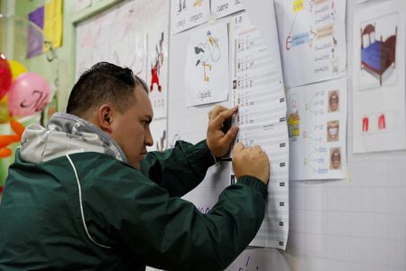 エクアドル国民投票、大統領の治安強化策を支持