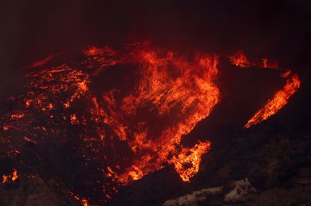 米ロス北部で新たな山火事、延焼拡大で約1.8万人が避難