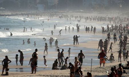 ブラジル、コロナ下でビーチ賑わう　ＷＨＯは感染者数過少と警鐘