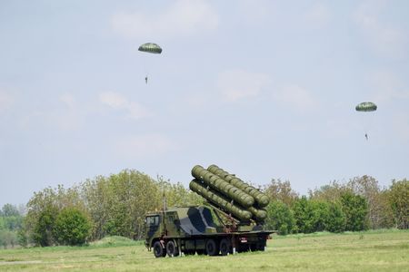 セルビア、中国製兵器で軍を大幅強化　防空システムや無人機など
