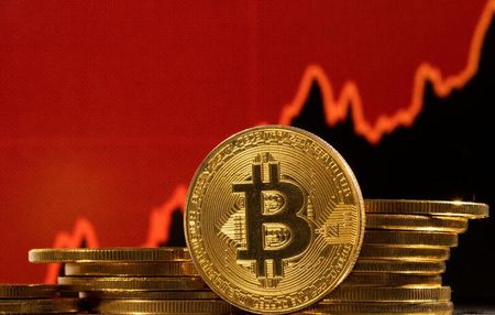 ビットコインが一時14％急伸、2年半ぶり高値