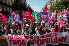 フランス各地で女性が大規模デモ、極右政党に抗議