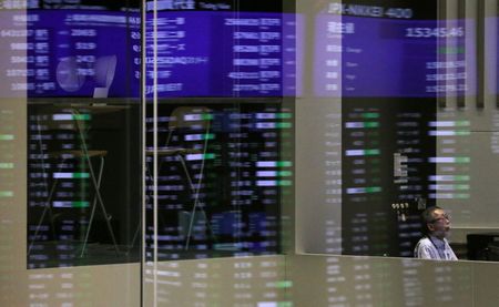 前場の日経平均は小幅続伸、米株高を好感　戻り売り警戒し伸び悩む