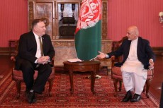 米国務長官、アフガン支援の削減を表明　大統領と政敵の対立仲介失敗受け