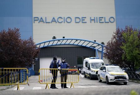 スペイン、新型コロナ死者2700人に　スケート場に遺体安置