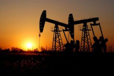原油先物は下落、米原油在庫増で供給過剰への懸念強まる