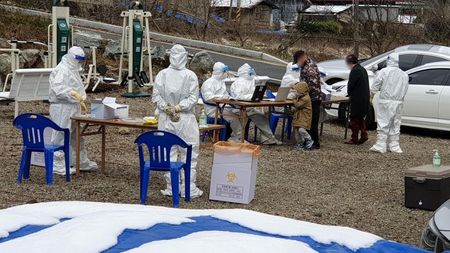 韓国ソウル郊外の宗教施設でコロナ集団感染、住民の半数超が陽性