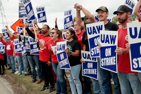 ＵＡＷ、ＧＭへのスト拡大　ＳＵＶ工場の5000人が新たに参加