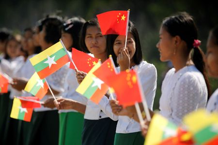 ミャンマー軍政高官と中国大使が会談、安定協議　国境で車列炎上