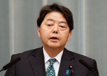 顧客情報の不適切授受、大変遺憾＝三菱ＵＦＪ銀などへの改善命令で官房長官