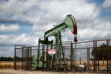 原油先物は上昇、米原油在庫減少で　中東の停戦期待で上値重い