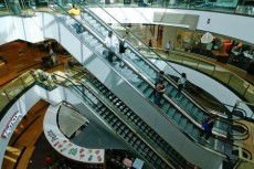 営業再開の中国・独のショッピングセンター、客足は順調に回復