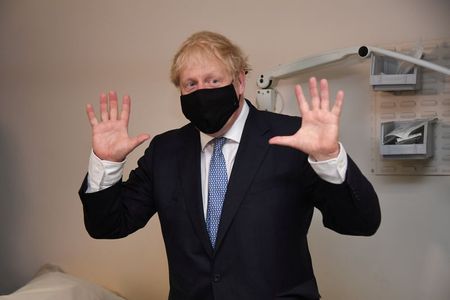 英、店舗内でのマスク着用義務化　首相「国民の良識に頼る」