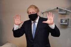 英、店舗内でのマスク着用義務化　首相「国民の良識に頼る」