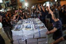 蘋果日報の廃刊、香港メディアへの「政治的抑圧」　台湾が非難