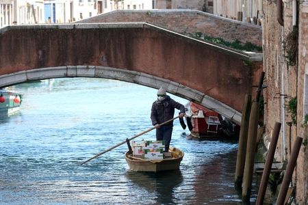 イタリア、新型コロナの死者7千人超　局長が発熱で検査