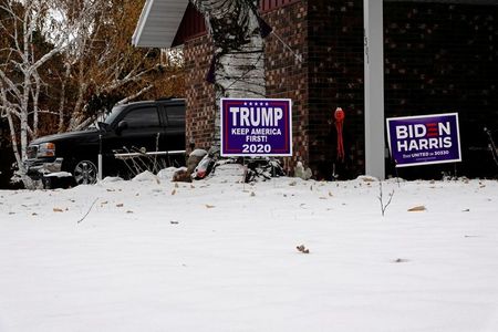 米大統領選、どちらの支持者も4割強が敗北受け入れ拒否＝世論調査