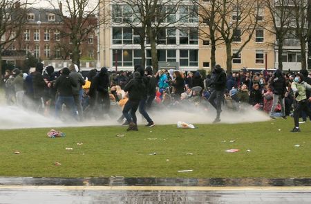 オランダ各地でコロナ規制に抗議しデモ、240人超拘束