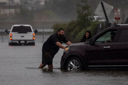 米カリフォルニア州、「爆弾低気圧」で鉄砲水に警戒