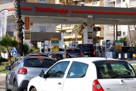 仏大統領、燃料事業者に原価販売求める方針　インフレ対策