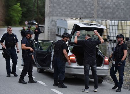 コソボ北部でセルビア武装集団が警官殺害、反首相派の犯行か
