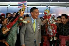 タイの中国人向けビザ免除措置開始、首相自ら観光客第1陣出迎え