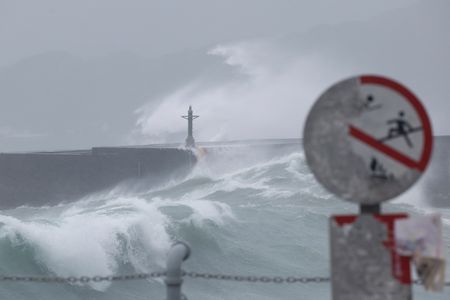 台湾、台風通過で2人死亡　金融市場25日も休場