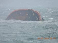 フィリピン沖でタンカー沈没、燃料が流出　1人行方不明