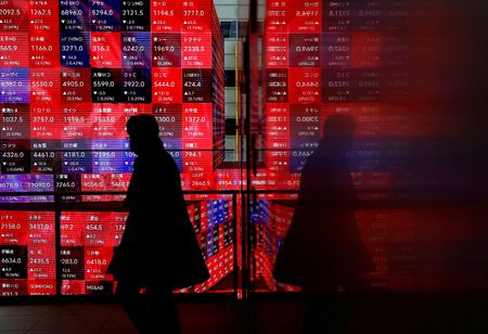 日経平均は小幅反発、クリスマスや年末で見送りムード