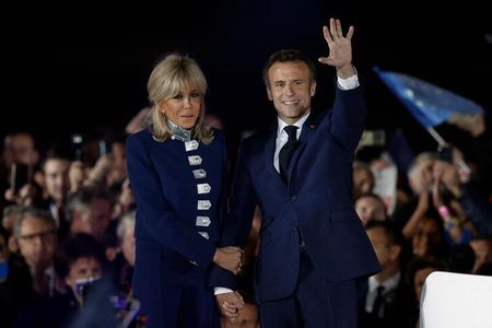 仏大統領にマクロン氏再選へ、決選投票で極右ルペン氏破る