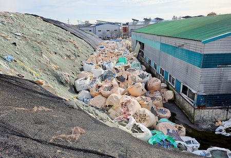 プラスチック条約、最後の政府間議始まる　米の姿勢変容に懸念