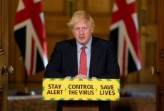 英国の新型コロナ死者数が4万7000人突破、首相への批判広がる