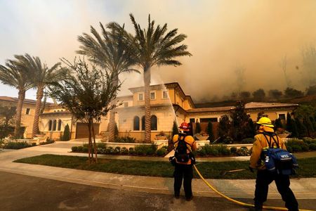 米加州の山火事拡大で6万人に避難命令、電力供給が停止