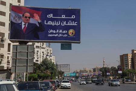 エジプト、12月に大統領選　現職シシ氏再選の見通し