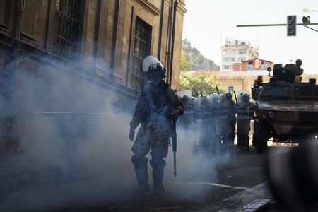 ボリビア大統領「クーデターに直面」、兵士が中央広場占拠
