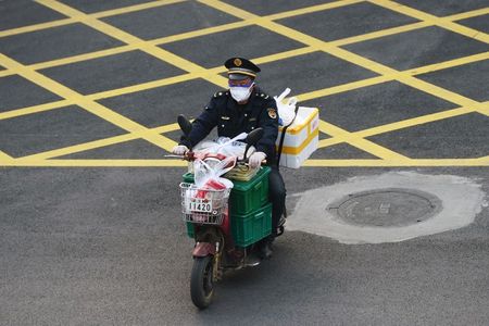 中国、一部の省が新型ウイルスへの警戒レベル引き下げ